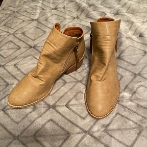 Corkys Boutique Womens Butternut Side Zipper Ankle Bootie (8, Taupe)